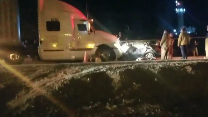 Fuerte choque entre tráiler y auto deja una persona muerta