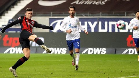 Jovic firma un doblete y da el triunfo al Eintracht