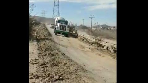 Ciudadanos denuncian carretera en abandono por Gobernador del Estado (VIDEO)