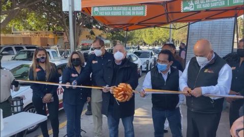 Uniforman color de taxis libres en la Garita de San Ysidro