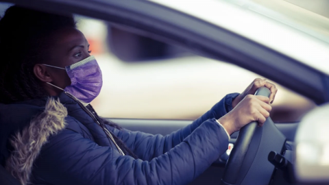 Manejar con las ventanas abiertas reduce el riesgo de contagio de Covid-19