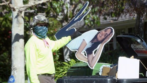 Tras ruptura amorosa Ben Affleck tira foto de  Ana de Armas a la basura