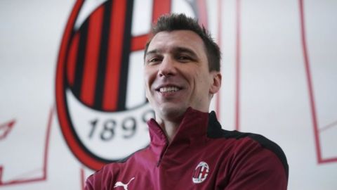 Mandžukić regresa a Italia, ficha con el líder Milan