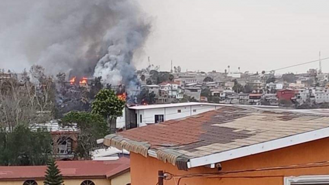 Incendios por condición Santa Ana dejan a familias sin hogar