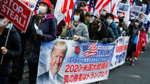 Seguidores de Trump en Japón se manifiestan antes de investidura de Biden