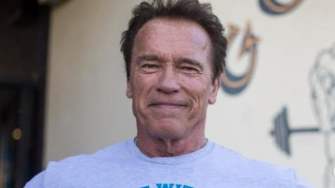 Arnold Schwarzenegger recibe emocionado la vacuna contra el coronavirus