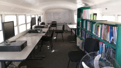 Adaptan camión escolar como biblioteca