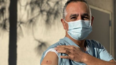 Ofrecen vacuna anti-covid a personas de 65 y más en San Diego