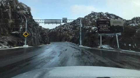 Fuerte nevada en la carretera del Hongo a Mexicali para bajar la Rumorosa