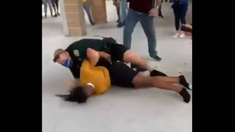 Difunden video de brutalidad policial en EU contra una estudiante