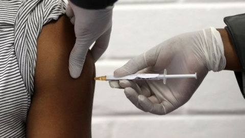 Efectos secundarios de vacunas, sin cobertura: aseguradoras