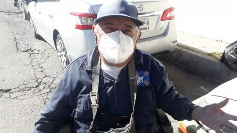 Hombre de la tercera edad con discapacidad sale a trabajar para sobrevivir