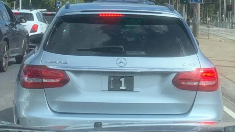 La placa de este Mercedes vale 30 veces más que el auto