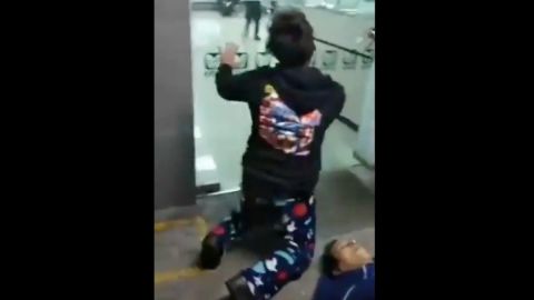 VIDEO: Hombre muere en puerta de hospital; no tenía Covid, dice familia