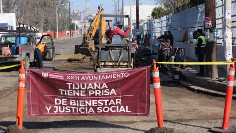 Realizan trabajos de bacheo en Otay Centenario en Tijuana