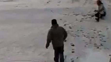 FUERTES IMÁGENES: Hombre balea a sus vecinos por paleada de nieve