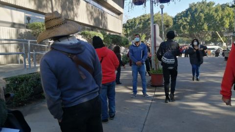 Ciudadanos hacen largas filas para solicitar actas de nacimiento