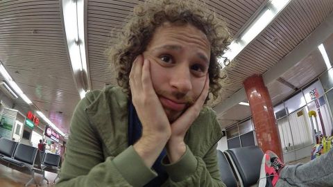 VIDEO: Le abren la maleta y roban a Luisito Comunica en el aeropuerto