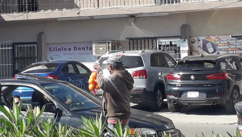Vendedores ambulantes ganan 100 pesos al día en Tijuana