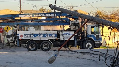 Camión bomba derriba poste de luz, cable y teléfono en Ejido Francisco Villa
