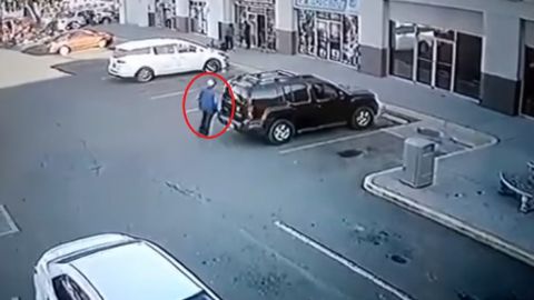 VIDEO: Roban auto a punta de pistola en Tijuana