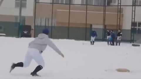 VIDEO: En Japón juegan beisbol en la nieve
