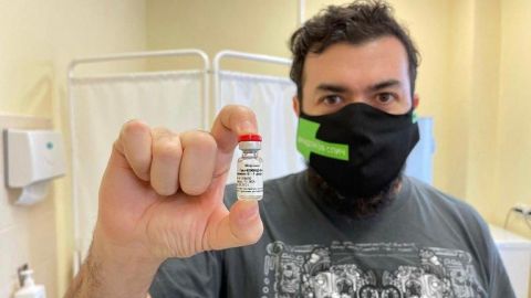 'Es segura y funciona': el primer MEXICANO vacunado con las dos dosis de Sputnik