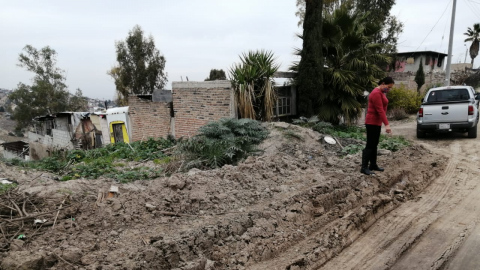 Vecinos de Amparo Sánchez denuncian aguas negras por fugas