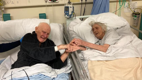 Pareja de abuelitos muere por COVID; foto en hospital se hace viral