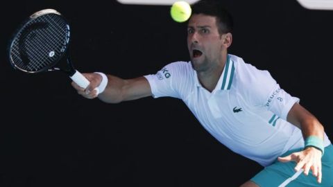 Djokovic derrota a Tiafoe en Australia; Serena avanza