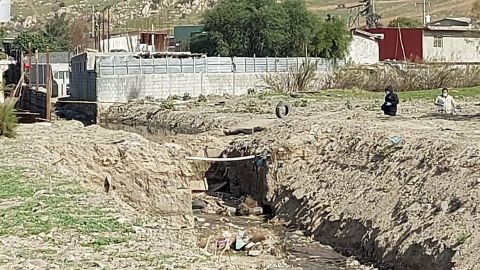 ASESINAN a mujer y arrojan su cadáver en arroyo en Tijuana