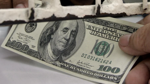 Peso cierra en su mejor nivel frente al dólar en tres semanas