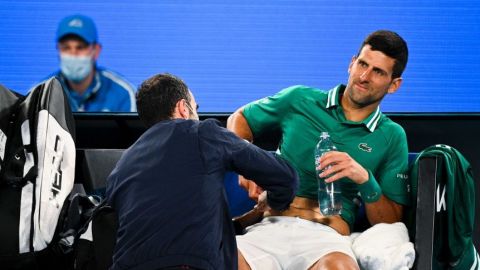 Djokovic sufre desgarro; es duda para octavos del Australian Open