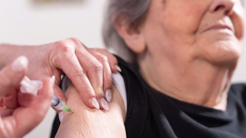 Adultos mayores con comorbilidades serán los primeros en recibir vacuna