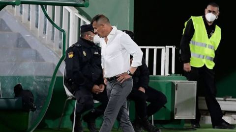 Almirón presenta su dimisión tras la derrota del Elche en Vigo