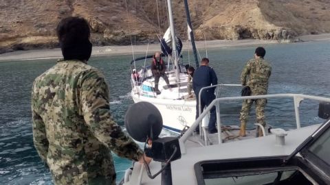 Rescata personal naval a dos ciudadanos estadounidenses