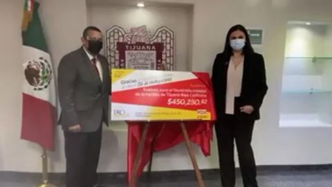 Oxxo entrega cheque para ayuda de familias en condición vulnerable