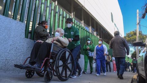 Aplican en primer día 10 mil 565 dosis a adultos mayores en CDMX