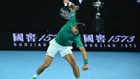 Djokovic explota y quiebra su raqueta en el Abierto de Australia