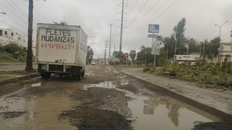 Denuncian calle llena de baches en Tijuana