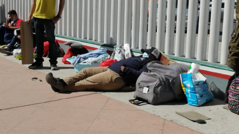 Por falsa apertura de frontera, migrantes duermen a las afueras de garita