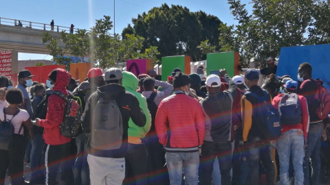 Comunidad haitiana se aglomera en ''Garita El Chaparral''