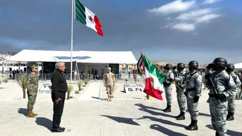 AMLO inaugura cuartel e ignora a los ciudadanos