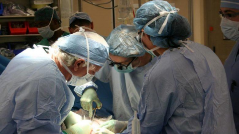 Muere mujer que recibió trasplante de pulmones infectados de COVID-19