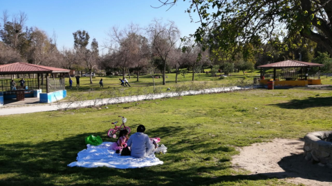 Tijuanenses acuden a parques por clima caluroso