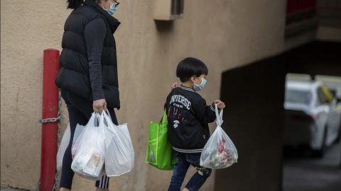 Alientan vacunación a niños y jóvenes para frenar los contagios