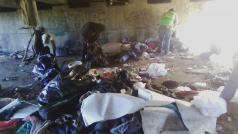 Retiran tiradero de basura debajo de puente