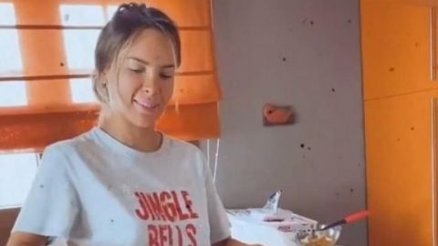 VIDEO: En pijama y chongo, Belinda le cocina huevos a Christian Nodal