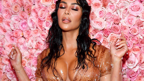 Kim Kardashian luce diminuta cintura con traje de baño en el mar