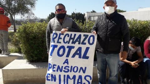 Maestros interinos y pensionados se manifiestan en Tijuana